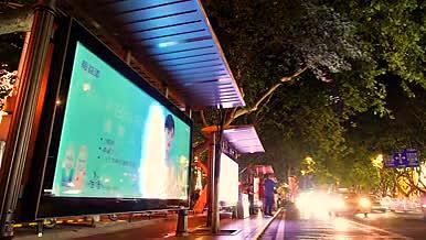 夜晚公交车站台车流视频的预览图